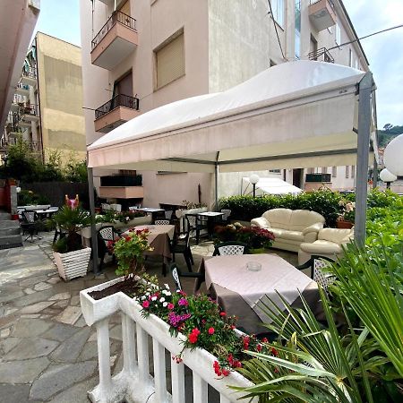Hotel Riz Finale Ligure Bagian luar foto