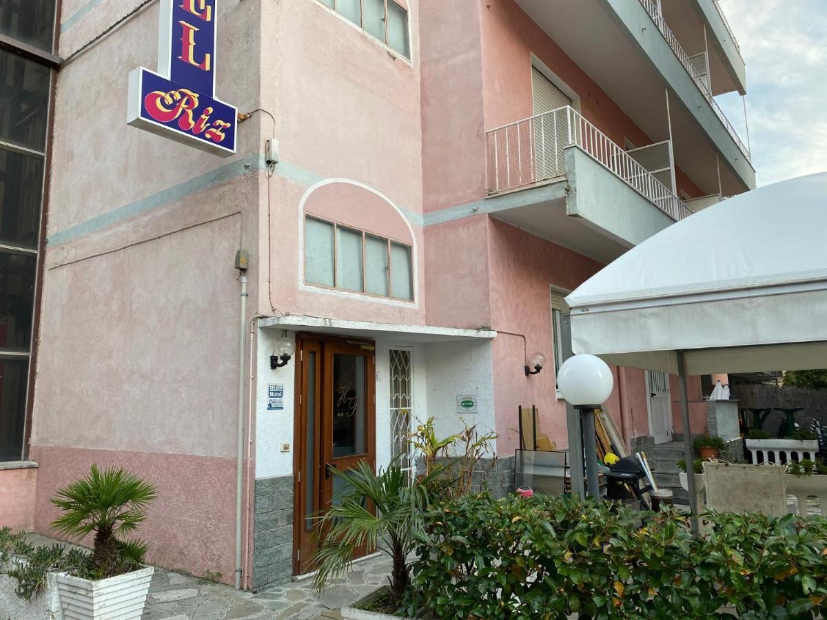 Hotel Riz Finale Ligure Bagian luar foto